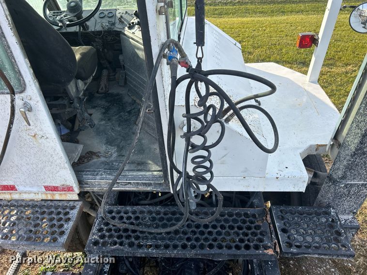 image for item DQ1061 2000 Ottawa YT30  yard truck