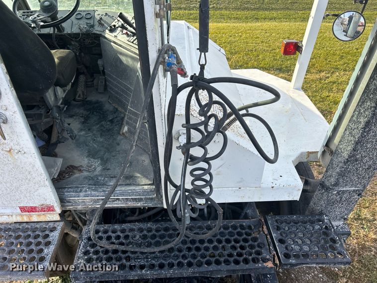 image for item DQ1061 2000 Ottawa YT30  yard truck