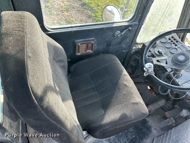 image for item DQ1061 2000 Ottawa YT30  yard truck