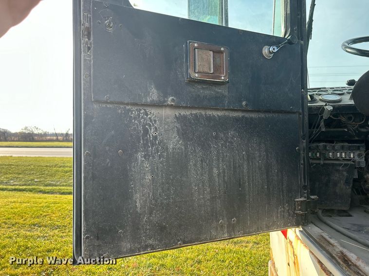 image for item DQ1061 2000 Ottawa YT30  yard truck