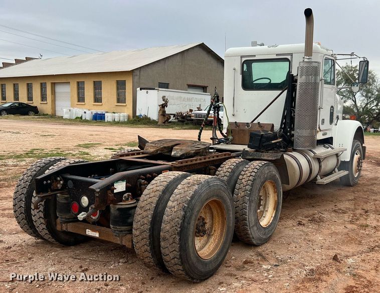 image for item DQ2301 2008 Freightliner FLD  semi truck