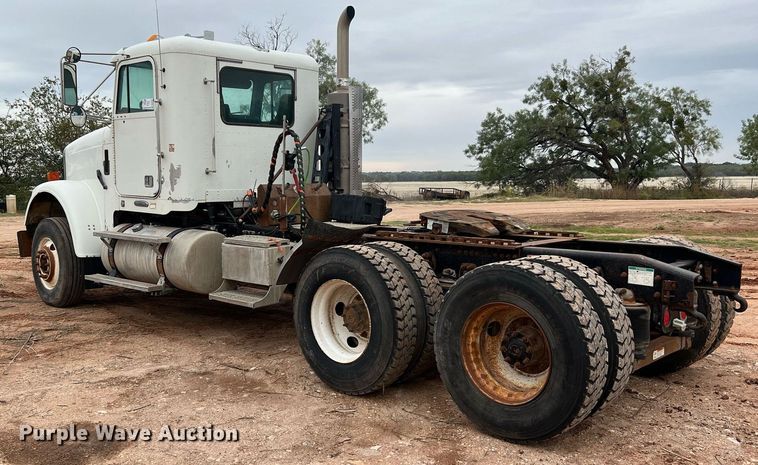 image for item DQ2301 2008 Freightliner FLD  semi truck