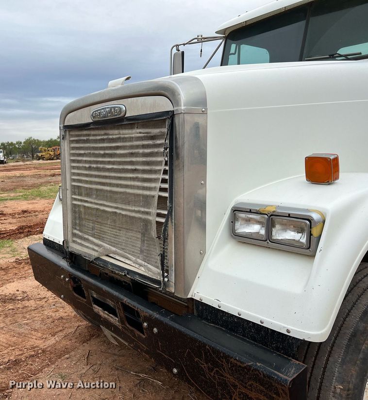 image for item DQ2301 2008 Freightliner FLD  semi truck