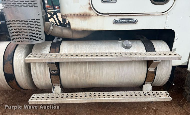 image for item DQ2301 2008 Freightliner FLD  semi truck