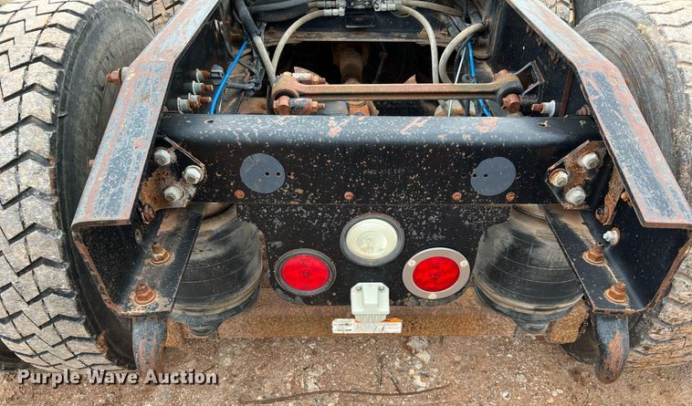 image for item DQ2301 2008 Freightliner FLD  semi truck