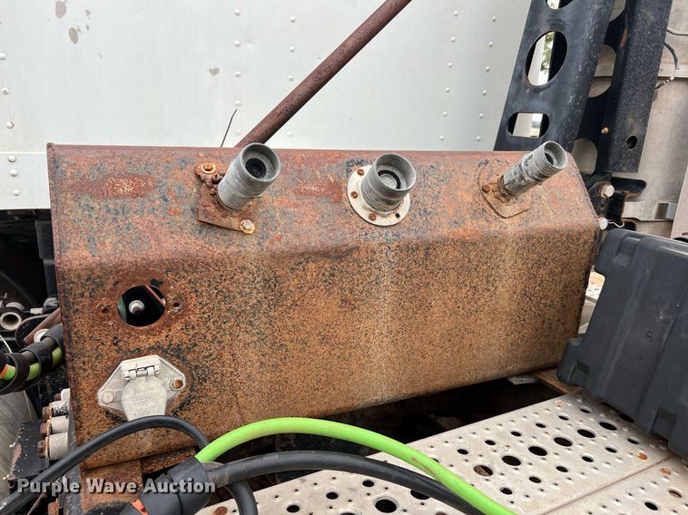 image for item DQ2301 2008 Freightliner FLD  semi truck