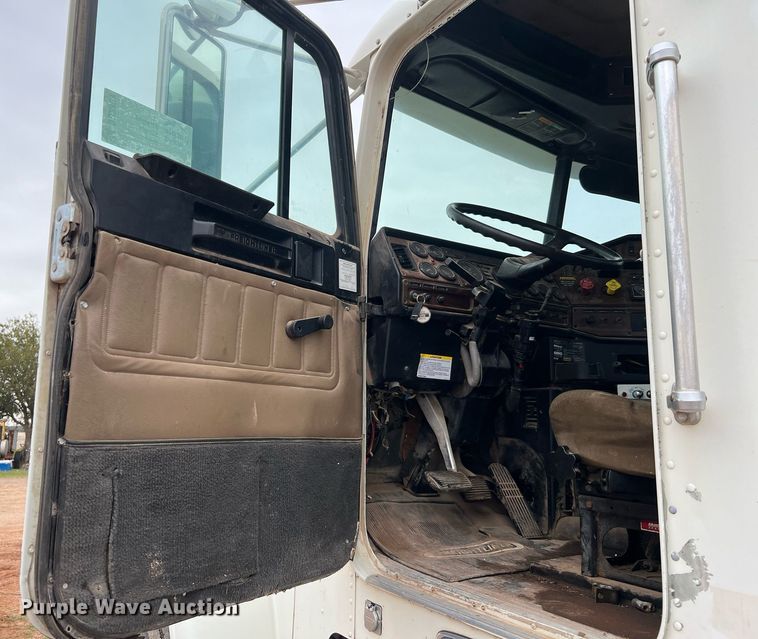 image for item DQ2301 2008 Freightliner FLD  semi truck