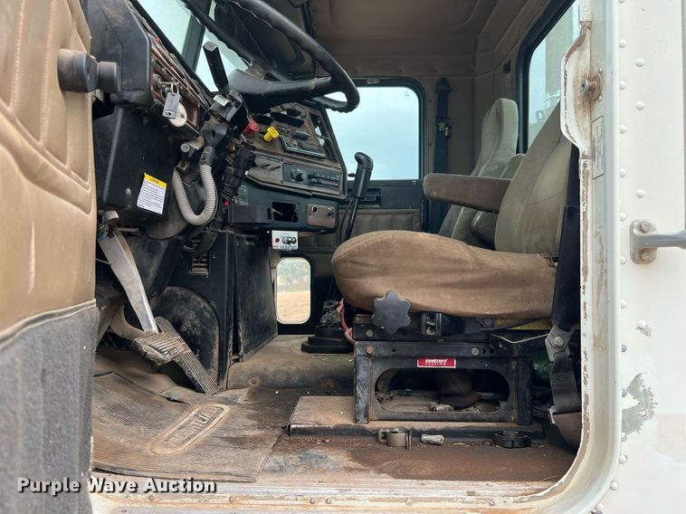 image for item DQ2301 2008 Freightliner FLD  semi truck