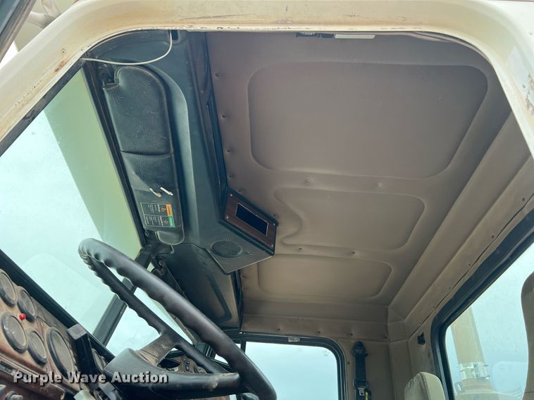 image for item DQ2301 2008 Freightliner FLD  semi truck