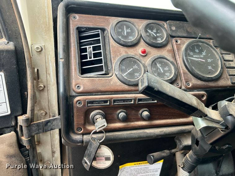 image for item DQ2301 2008 Freightliner FLD  semi truck