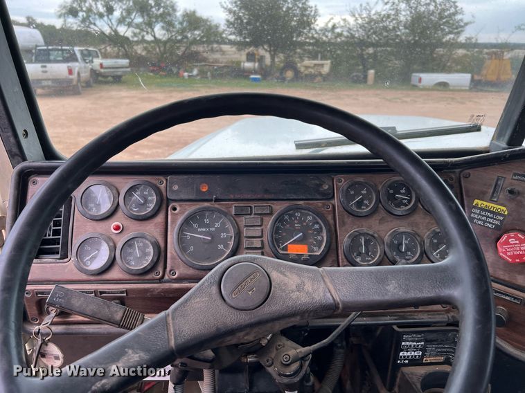 image for item DQ2301 2008 Freightliner FLD  semi truck