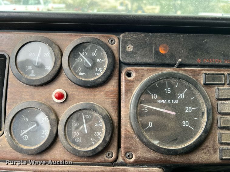 image for item DQ2301 2008 Freightliner FLD  semi truck