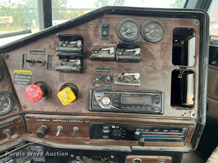 image for item DQ2301 2008 Freightliner FLD  semi truck