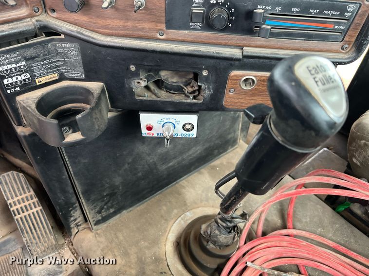 image for item DQ2301 2008 Freightliner FLD  semi truck