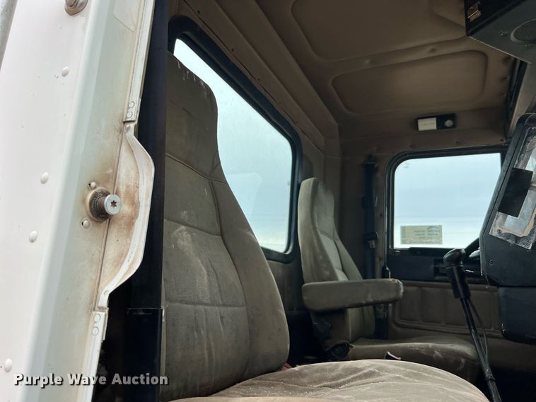 image for item DQ2301 2008 Freightliner FLD  semi truck