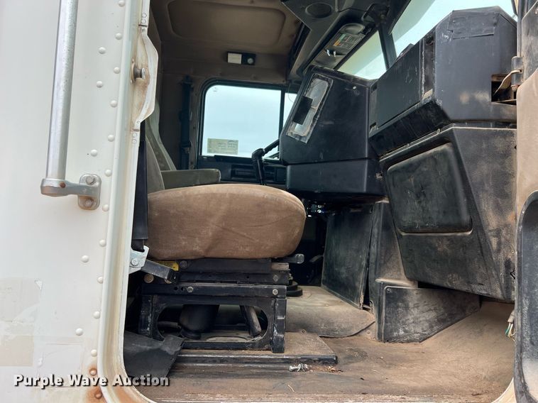 image for item DQ2301 2008 Freightliner FLD  semi truck