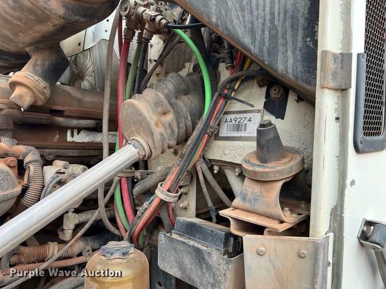 image for item DQ2301 2008 Freightliner FLD  semi truck