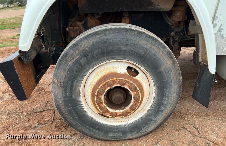 image for item DQ2301 2008 Freightliner FLD  semi truck