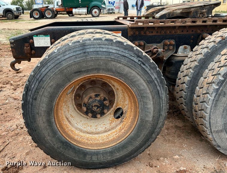 image for item DQ2301 2008 Freightliner FLD  semi truck