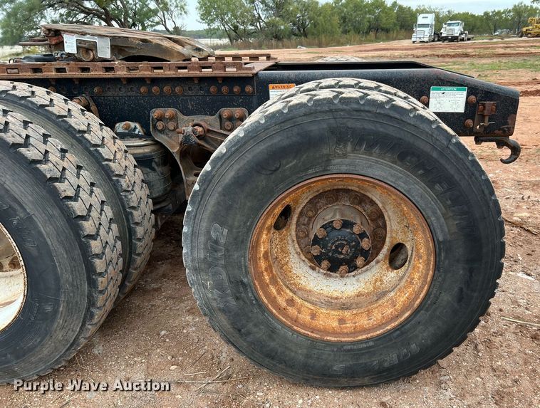 image for item DQ2301 2008 Freightliner FLD  semi truck