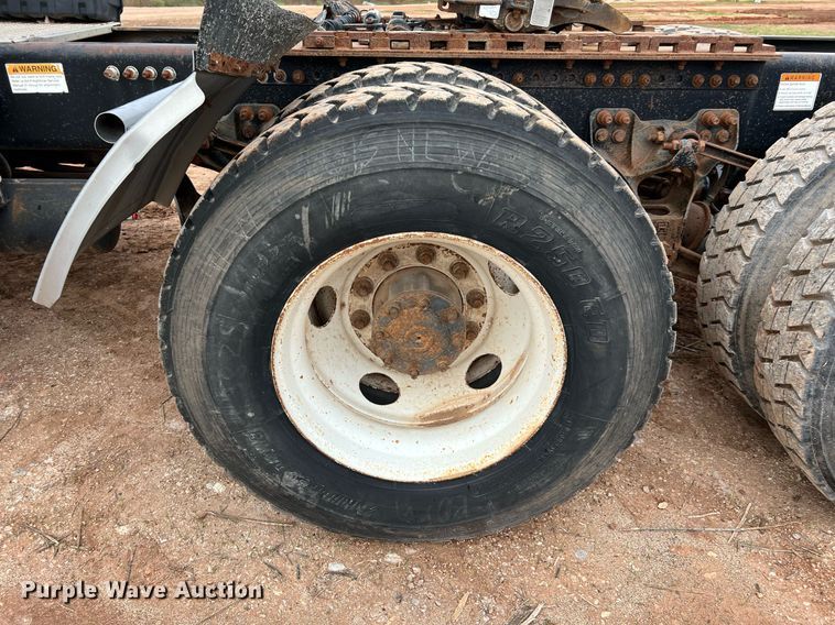 image for item DQ2301 2008 Freightliner FLD  semi truck