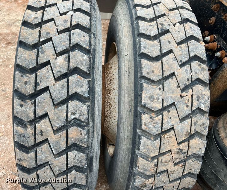 image for item DQ2301 2008 Freightliner FLD  semi truck