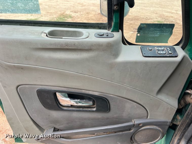 image for item DQ2302 2012 International ProStar 122  semi truck