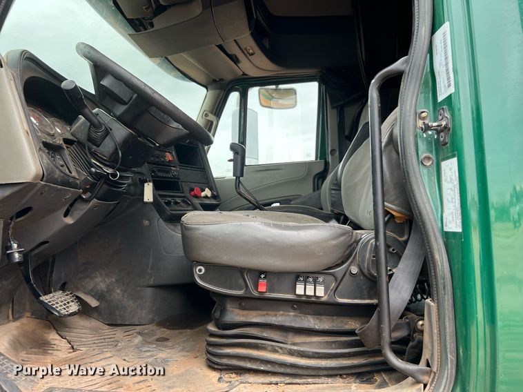 image for item DQ2302 2012 International ProStar 122  semi truck