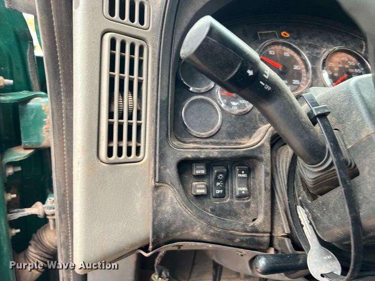 image for item DQ2302 2012 International ProStar 122  semi truck