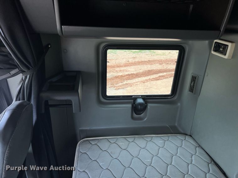 image for item DQ2302 2012 International ProStar 122  semi truck