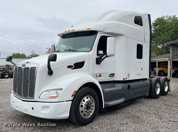 image for item DQ2309 2020 Peterbilt 579 semi truck