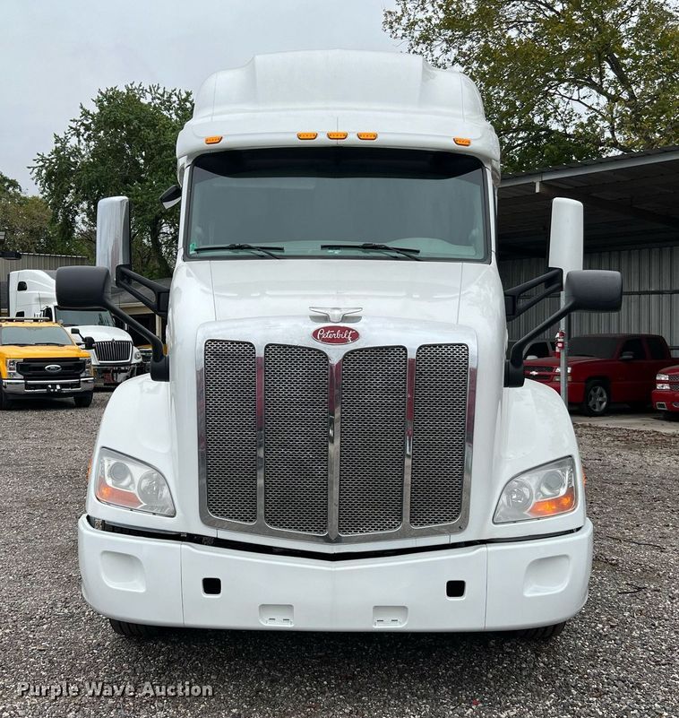 image for item DQ2309 2020 Peterbilt 579 semi truck