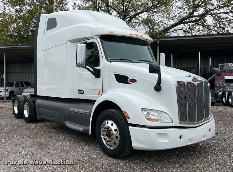 image for item DQ2309 2020 Peterbilt 579 semi truck