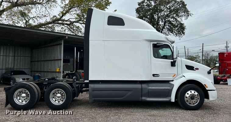 image for item DQ2309 2020 Peterbilt 579 semi truck