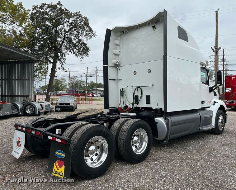 image for item DQ2309 2020 Peterbilt 579 semi truck