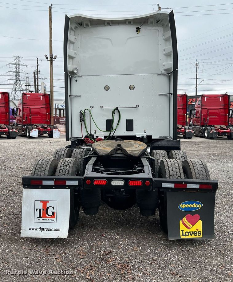 image for item DQ2309 2020 Peterbilt 579 semi truck