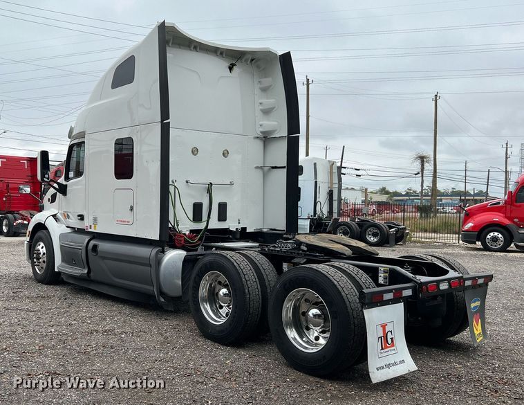 image for item DQ2309 2020 Peterbilt 579 semi truck