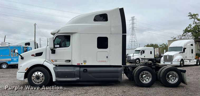 image for item DQ2309 2020 Peterbilt 579 semi truck