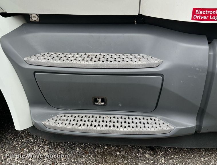 image for item DQ2309 2020 Peterbilt 579 semi truck