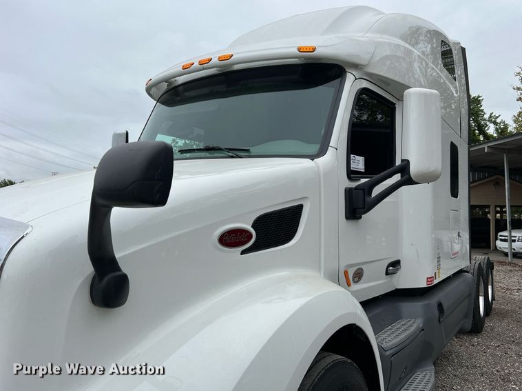 image for item DQ2309 2020 Peterbilt 579 semi truck