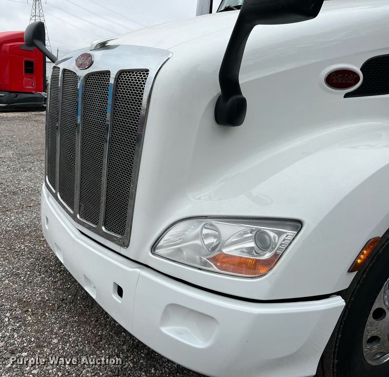 image for item DQ2309 2020 Peterbilt 579 semi truck