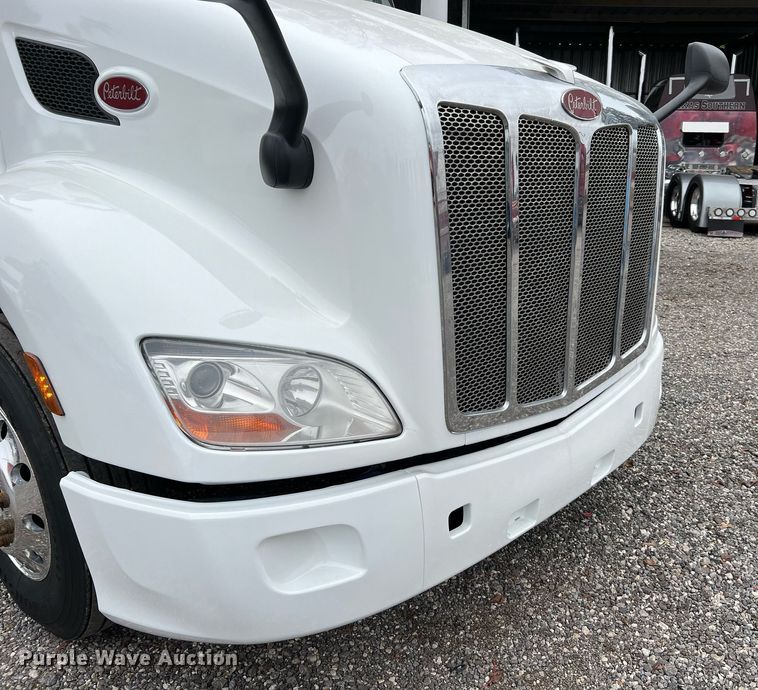 image for item DQ2309 2020 Peterbilt 579 semi truck