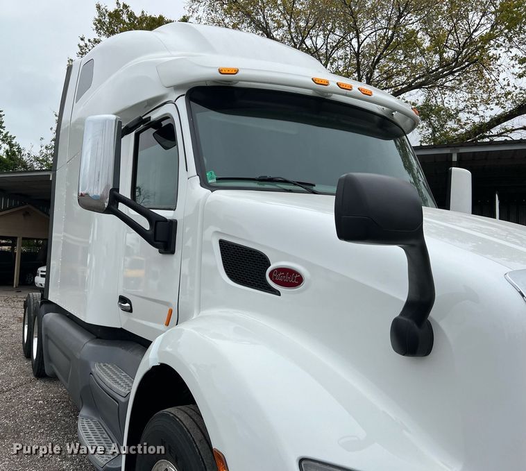 image for item DQ2309 2020 Peterbilt 579 semi truck