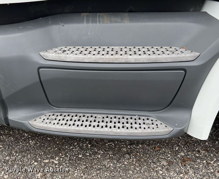 image for item DQ2309 2020 Peterbilt 579 semi truck