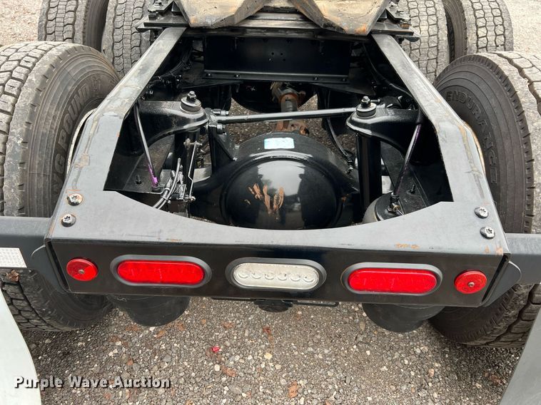 image for item DQ2309 2020 Peterbilt 579 semi truck