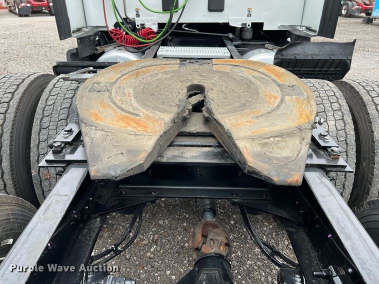 image for item DQ2309 2020 Peterbilt 579 semi truck