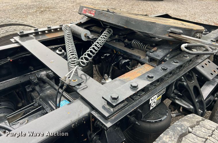 image for item DQ2309 2020 Peterbilt 579 semi truck