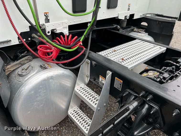 image for item DQ2309 2020 Peterbilt 579 semi truck