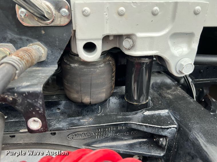 image for item DQ2309 2020 Peterbilt 579 semi truck