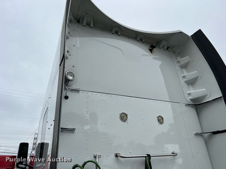 image for item DQ2309 2020 Peterbilt 579 semi truck